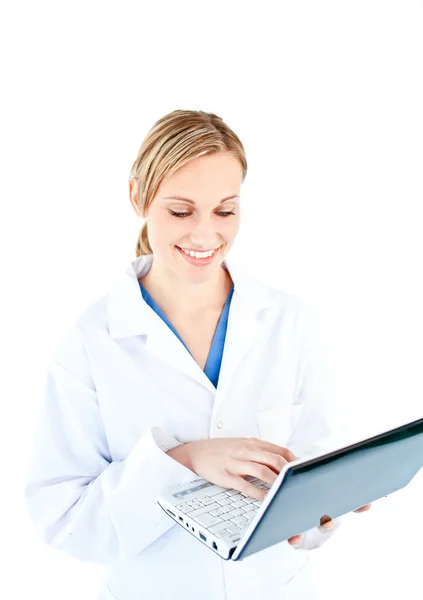 Ładny kobiece kobieta lekarz trzymając laptop — Zdjęcie stockowe