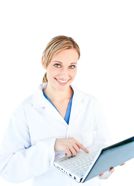 Uroczy kobiece kobieta lekarz trzymając laptop patrząc na kamery — Zdjęcie stockowe