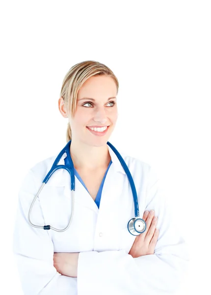 Lachende vrouwelijke arts met gevouwen armen — Stockfoto