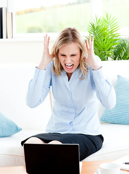Ung affärskvinna sitter på hennes soffa får frustrerat med — Stockfoto