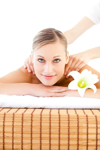 Mooie vrouw u geniet van een rug massage — Stockfoto