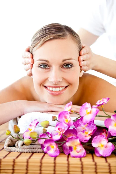 Ładna kobieta z kwiatami, ciesząc się masaż głowy — Zdjęcie stockowe