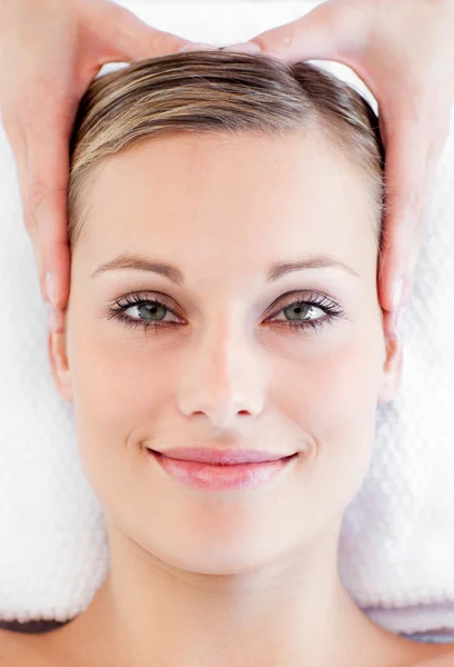 Joven mujer sonriente recibiendo un masaje en la cabeza — Foto de Stock
