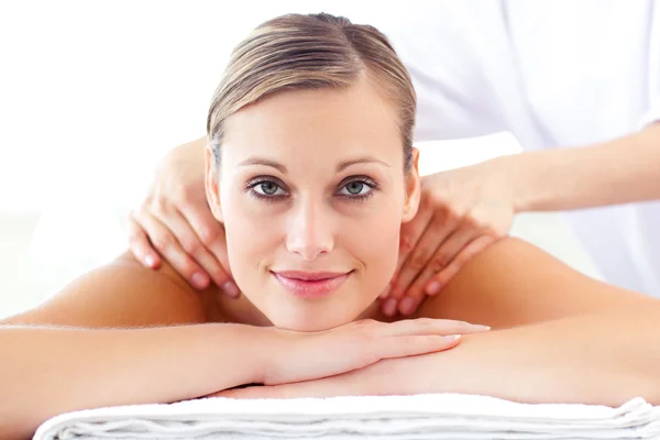 Brillante donna caucasica godendo di un massaggio alla schiena — Foto Stock