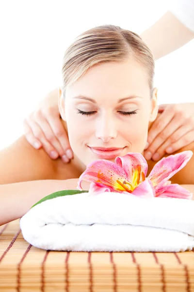 Rilassato donna brillante godendo di un massaggio alla schiena — Foto Stock
