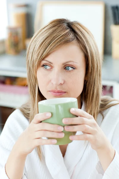 Mulher loira caucasiana encantadora desfrutando de seu café na cozinha — Fotografia de Stock