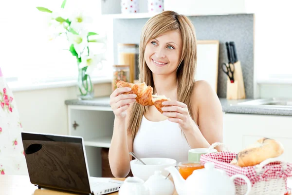 Gülümseyen kadın kahvaltı laptop önünde kiti — Stok fotoğraf