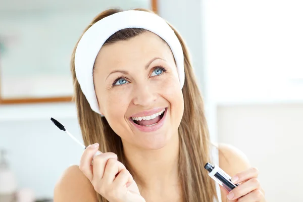 辐射白种女人在浴室使用睫毛膏 — 图库照片