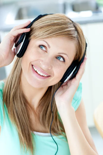 Zachwycony kaukaski kobieta słuchanie muzyki w słuchawkach w — Zdjęcie stockowe