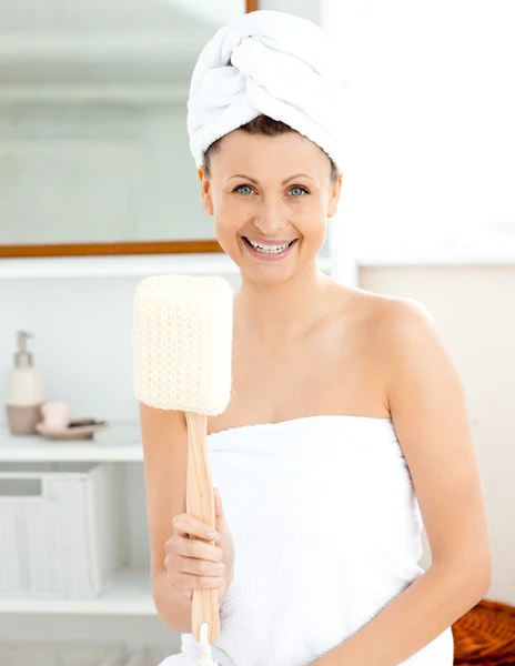 Sevimli genç kadın bathroo bir fırça tutan bir havlu ile — Stok fotoğraf