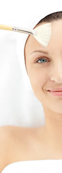 Close-up de uma jovem mulher feliz desfrutando de um tratamento de beleza — Fotografia de Stock