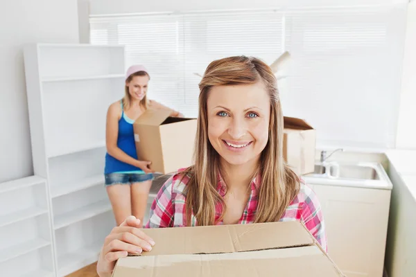 Duas mulheres carregando caixas em casa — Fotografia de Stock