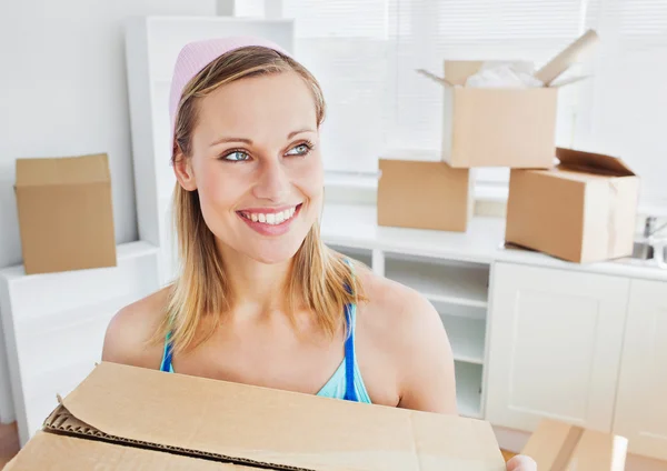 Mulher positiva carregando caixas em casa — Fotografia de Stock