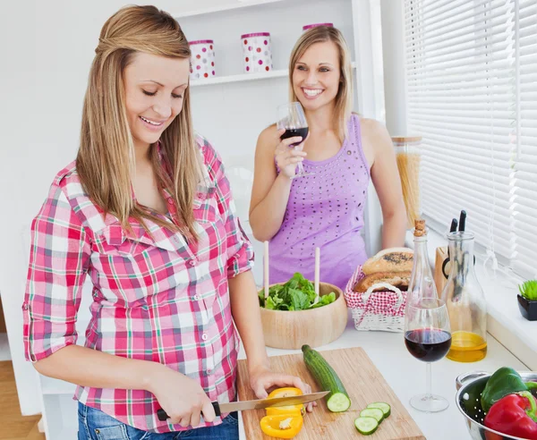 Twee positieve vrouwen samen koken thuis — Stockfoto