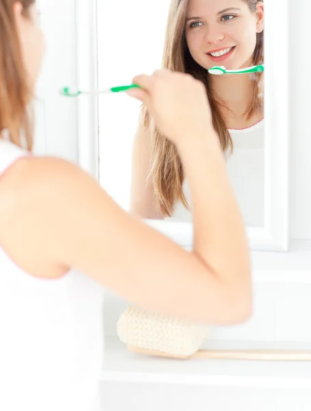 Захватывающая белая женщина с зубной щеткой — стоковое фото