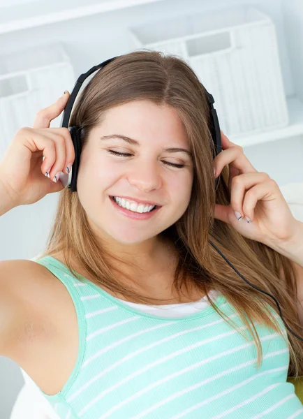 Симпатичная девушка слушает музыку. — стоковое фото