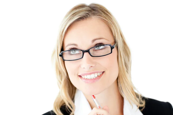 Jovem empresária atenciosa com óculos segurando uma caneta lookin — Fotografia de Stock