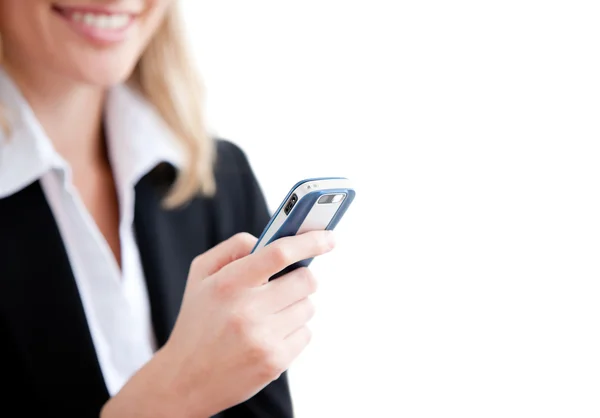 Primer plano de una mujer de negocios sonriente enviando un mensaje de texto —  Fotos de Stock