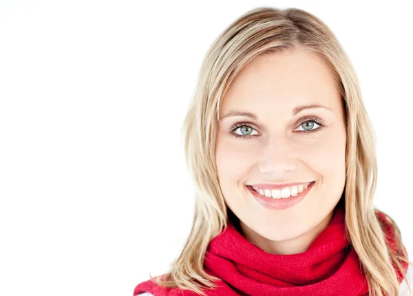 Portret fajna kobieta, z czerwonym szalikiem uśmiecha się do kamery — Zdjęcie stockowe