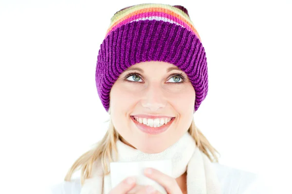 Mulher sorridente com um chapéu colorido e uma xícara em suas mãos — Fotografia de Stock