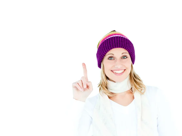 Mulher alegre com um chapéu colorido apontando para cima — Fotografia de Stock