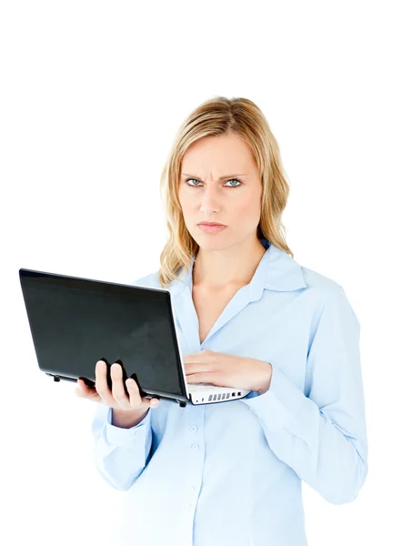 愤怒的年轻女商人持有一台笔记本电脑 — 图库照片