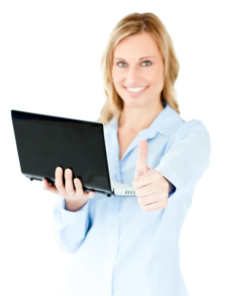 Jovem empresária alegre segurando um laptop com o polegar contra — Fotografia de Stock