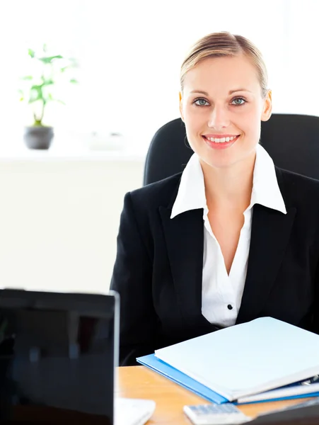 Self-assured young businesswoman sitting at her desk — Stock Photo, Image