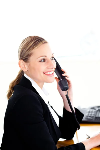 Амбициозная деловая женщина разговаривает по телефону — стоковое фото