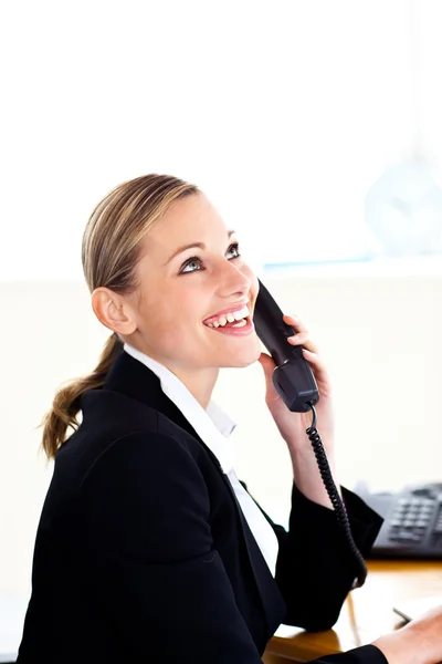 Светлая деловая женщина разговаривает по телефону — стоковое фото