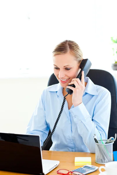 Ambiciosa mujer de negocios hablando por teléfono usando su portátil — Foto de Stock