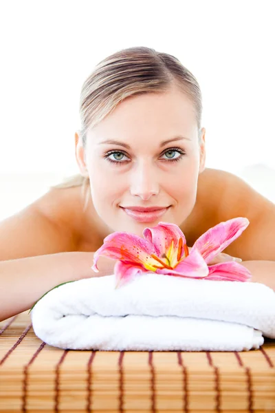 Porträtt av en glad ung kvinna liggande på en massagebänk — Stockfoto