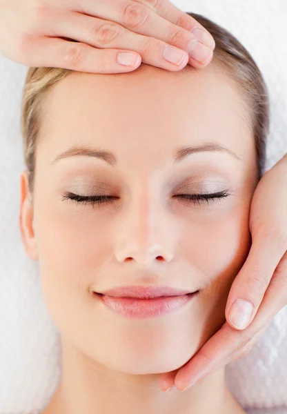 Retrato de una encantadora joven recibiendo un masaje en la cabeza —  Fotos de Stock