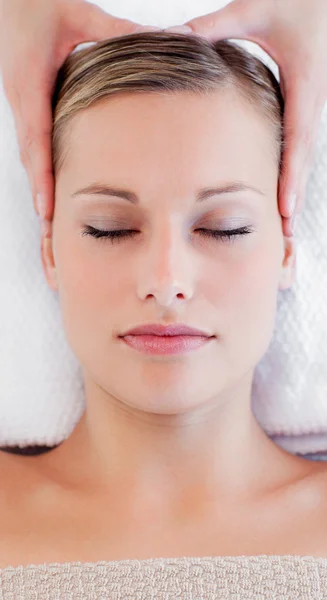 Portret van een heldere jonge vrouw ontvangen een hoofd massage — Stockfoto