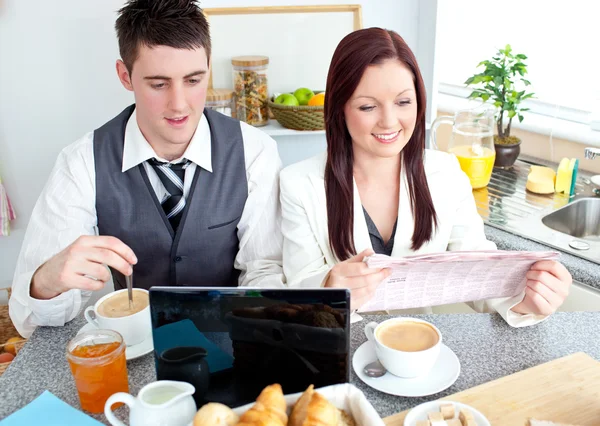 Joyful couple of businesspeople having breakfast in the kitchen — Stock Photo, Image