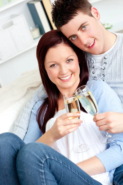 Amare coppia che beve su un divano — Foto Stock