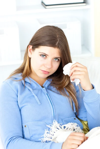 Mujer joven enferma sosteniendo un pañuelo — Foto de Stock