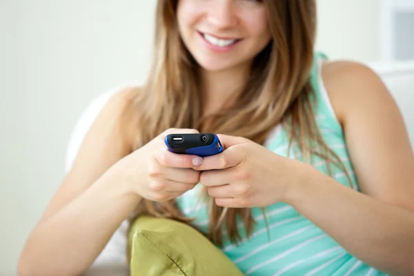 Close-up van een mooie jonge vrouw texting met haar cellphone o — Stockfoto