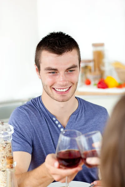 Красивый молодой человек, обедающий со своей девушкой, пьющий победу — стоковое фото