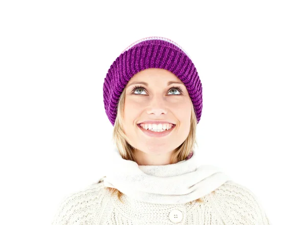 Mulher brilhante com um chapéu colorido e um pulôver olhando para cima — Fotografia de Stock