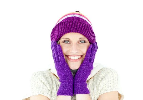 Mujer positiva con un sombrero colorido y un jersey sonriendo en el —  Fotos de Stock