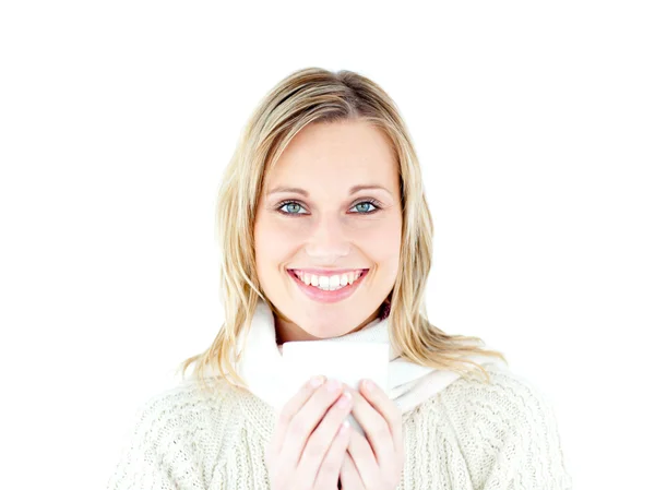 Donna sorridente indossa un pullover godendo di un caffè caldo — Foto Stock