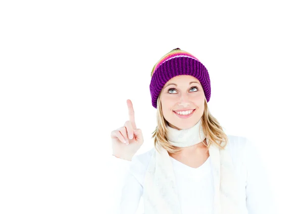Yukarı işaret kablosuz renkli şapka giyen genç beyaz kadın — Stok fotoğraf