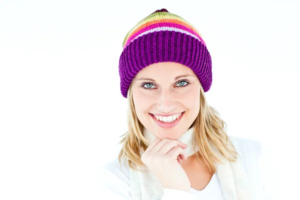 Merry donna con un cappello colorato sorridente alla fotocamera — Foto Stock