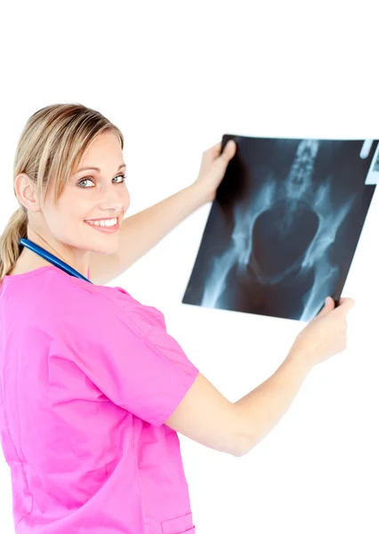 Médecin féminine sérieuse regardant une radiographie — Photo