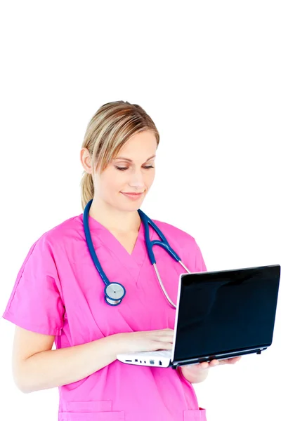 Affascinante medico donna che tiene un computer portatile — Foto Stock