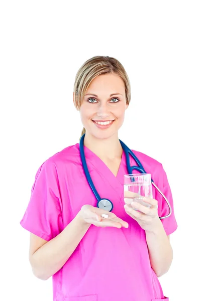 Ganska kvinnliga läkare håller piller och vatten — Stockfoto