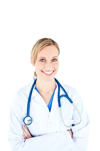 Ассертивная женщина-врач со сложенными руками, улыбающаяся в камеру — стоковое фото