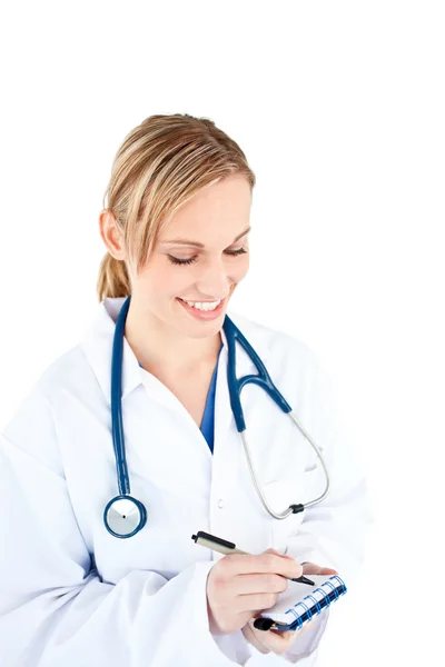 Konzentrierte Ärztin macht sich Notizen auf ihrem Notizblock — Stockfoto