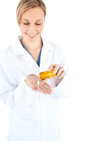 Чарівний молодий лікар тримає таблетки — стокове фото